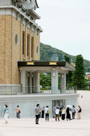 京都市京セラ美術館の開館を待つ人たち=26日午前
