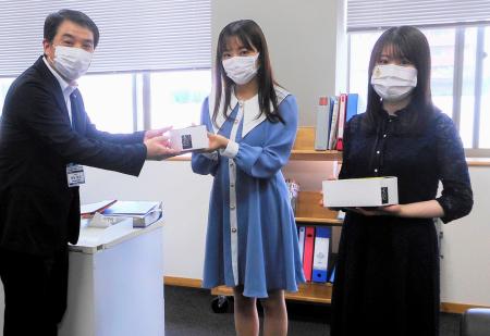 福岡市の舞鶴小・中学校を訪れた田島芽瑠さん(中央)と小田彩加さん(右)=25日(同市教育委員会提供)