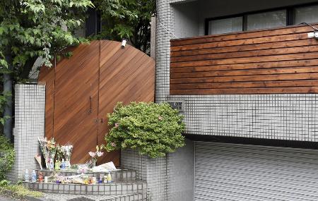 花が供えられた「テラスハウス」の収録現場=25日、東京都内