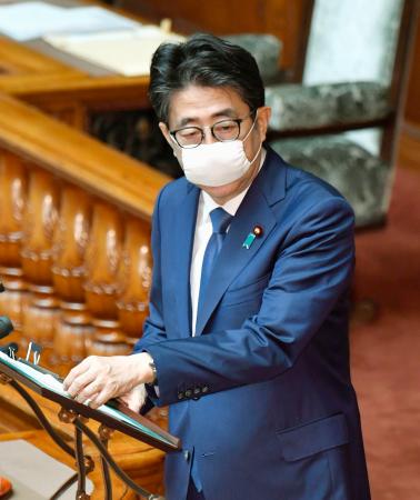 参院本会議で答弁する安倍首相=29日午前