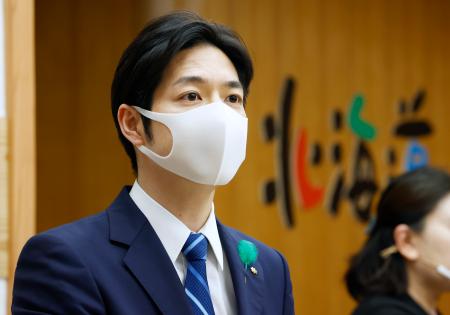 北海道庁で記者会見する鈴木直道知事=29日午後