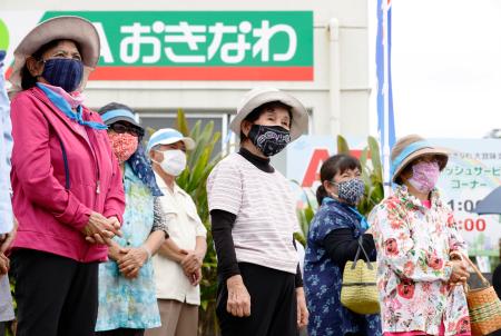 沖縄県議選が告示され、候補者の街頭演説に集まった有権者ら=29日午後、沖縄県大宜味村