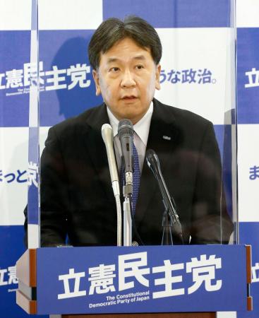 飛沫(ひまつ)を防止するシールド越しに記者会見する立憲民主党の枝野代表=29日午後、国会