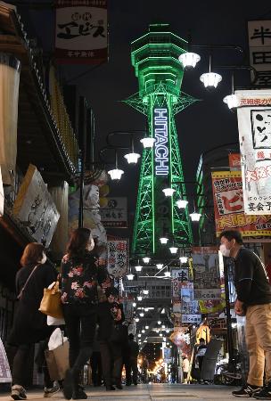 休業要請の段階的解除で大阪・新世界では営業再開した飲食店もあり、人通りが増えてきた=5月22日