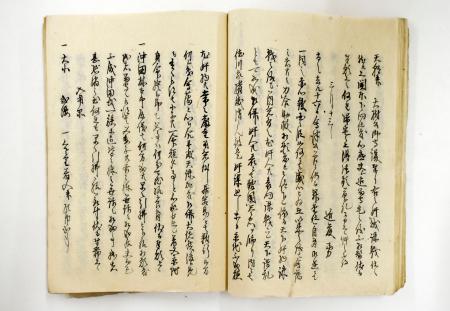 新選組の局長となる近藤勇が書いたとみられる手紙を写した史料。右のページの4行目に日付と近藤の名前、左のページの5~8行目に沖田林太郎についての記載がある=群馬県立文書館