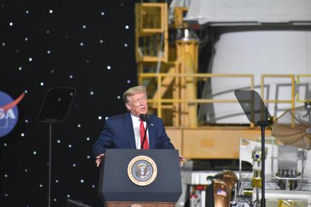 30日、米フロリダ州で有人宇宙船打ち上げ成功後に演説するトランプ大統領(ゲッティ=共同)