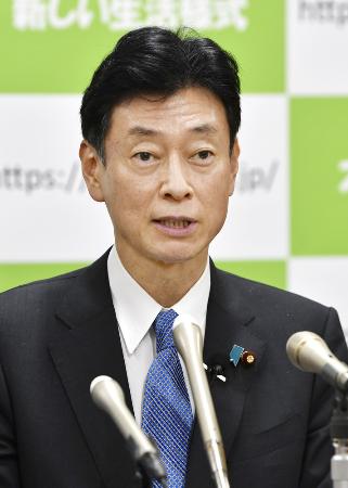 西村経済再生相=25日夜、東京都千代田区