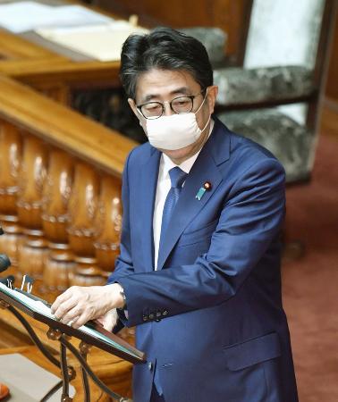 参院本会議で答弁する安倍首相=29日午前
