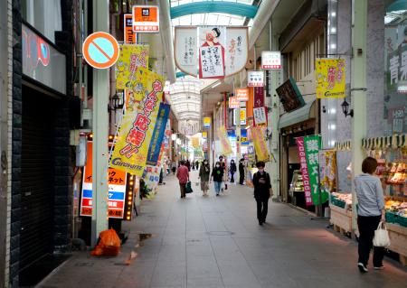 人通りがまばらな北九州市小倉北区の商店街=31日午後