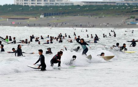家族連れやサーファーらでにぎわう神奈川県藤沢市の海岸=31日午後