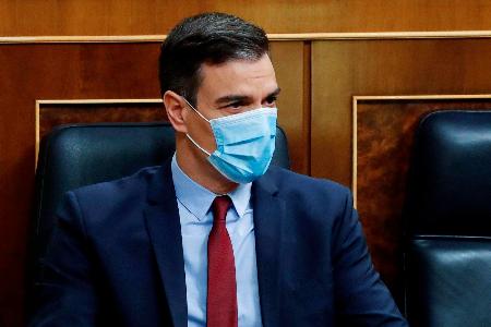 マスク姿で議会に出席するスペインのサンチェス首相=5月20日、マドリード(AP=共同)