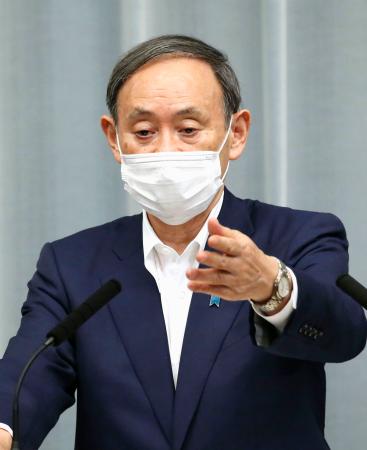 記者会見する菅官房長官=1日午前、首相官邸