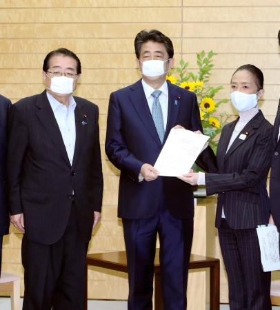 公明党の石田政調会長(左)らから提言を受け取る安倍首相=1日、首相官邸