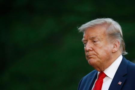 南側の庭を歩くトランプ大統領=5月30日、米ホワイトハウス(AP=共同)