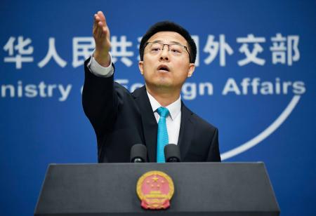 記者会見する中国外務省の趙立堅副報道局長=1日、北京(共同)