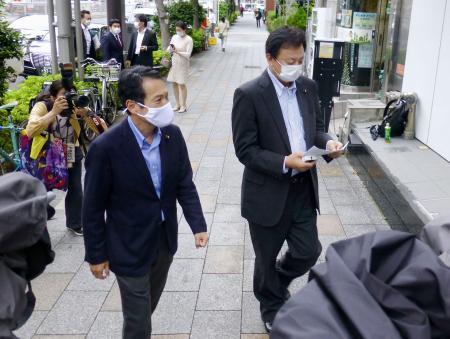 「持続化給付金」事務事業を受注した一般社団法人の事務所に向かう国民民主党の渡辺周衆院議員(右)ら=1日、東京都中央区