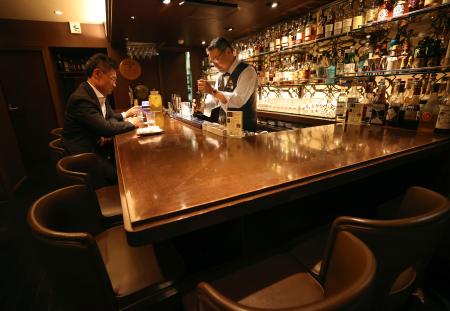 席数を減らすなど新しい営業形態に取り組む、大阪・北新地の「Bar織田」オーナーの織田高央さん(右)=1日夜