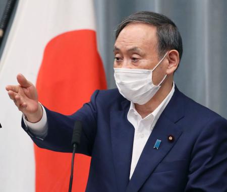 記者会見する菅官房長官=1日午後、首相官邸