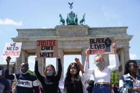 米ミネソタ州の白人警官による黒人男性暴行死事件を巡り、ベルリンのブランデンブルク門の前で抗議する人々=5月31日(ゲッティ=共同)