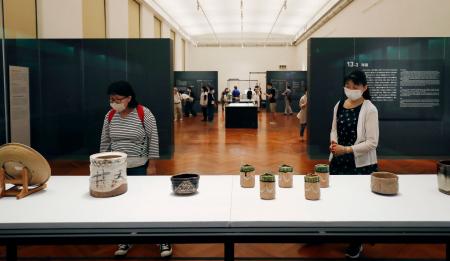再開した東京国立博物館でマスクを着けて展示を見る来館者=2日午前、東京都台東区