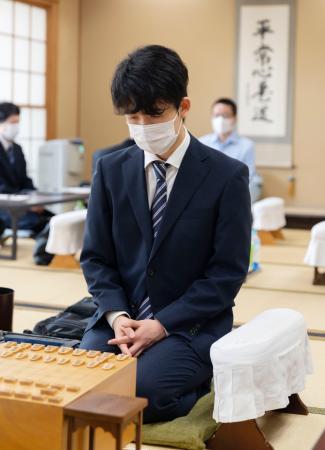 対局の開始を待つ藤井聡太七段=2日午前、東京都渋谷区の将棋会館(日本将棋連盟提供)