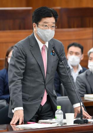 参院厚労委で答弁する加藤厚労相=2日午前