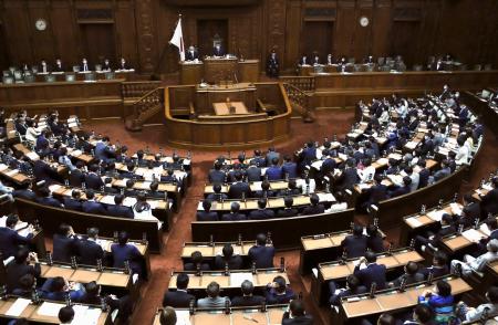 改正道交法を可決、成立させた衆院本会議=2日午後