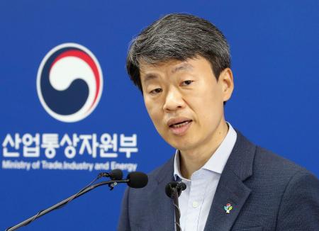 2日、韓国・世宗市で記者会見する産業通商資源省の羅承植・貿易投資室長(聯合=共同)