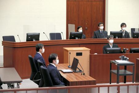 約3カ月ぶりに裁判員裁判が再開された東京地裁の法廷。新型コロナウイルス感染防止のため、裁判官や裁判員の席の間にアクリル板が置かれていた=2日(代表撮影)
