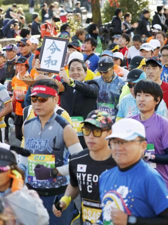 約3万人のランナーが参加した昨年の大阪マラソン=2019年12月、大阪市