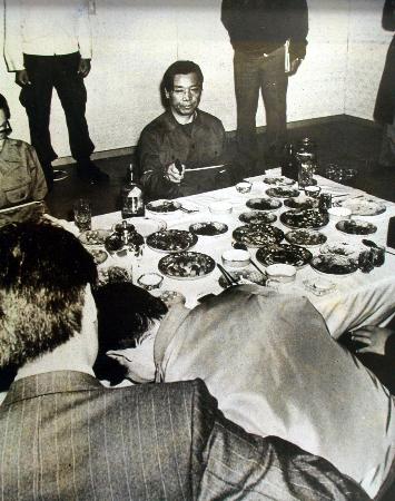 1979年11月、韓国の朴正熙大統領射殺事件で、現場検証に立ち会う実行犯の金載圭KCIA部長(奥中央)ら(聯合=共同)