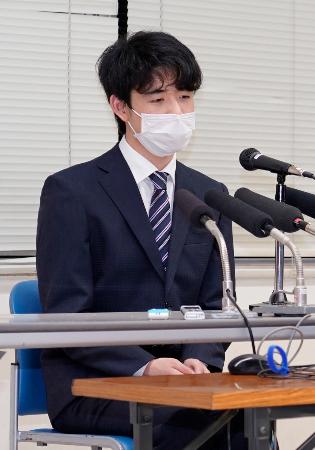 第91期棋聖戦本戦トーナメント準決勝で佐藤天彦九段を破り、記者会見する藤井聡太七段=2日夜、東京都渋谷区の将棋会館
