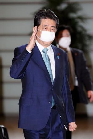 首相官邸に入る安倍首相=1日午前