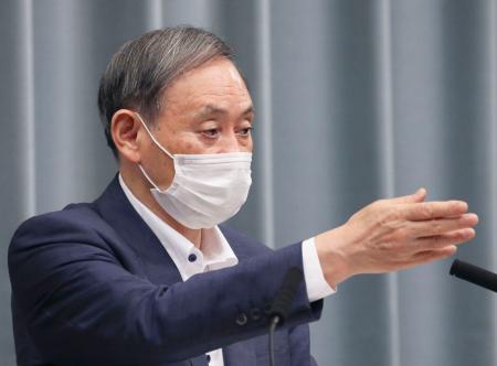 記者会見する菅官房長官=2日午後、首相官邸