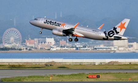 関西空港を離陸するジェットスター・ジャパンの旅客機=5月