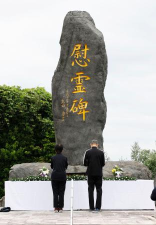 雲仙・普賢岳の大火砕流から29年を迎え、犠牲になった消防団員の慰霊碑に献花する人たち=3日午前、長崎県島原市の島原復興アリーナ