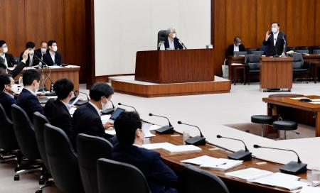 衆院経産委で答弁する梶山経産相(右端)=3日午前