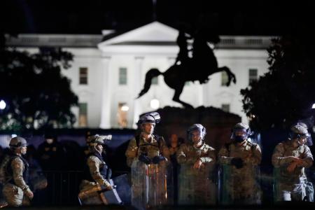 2日、米ホワイトハウス付近で警戒する州兵(AP=共同)