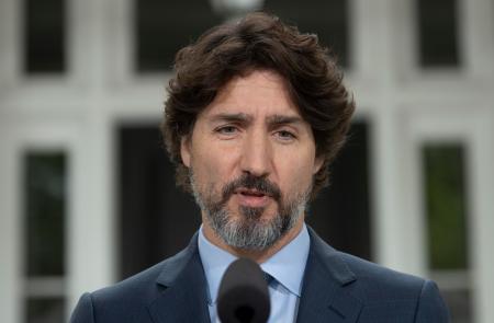 2日、カナダの首都オタワでの記者会見で話すトルドー首相(ADRIAN WYLD/カナダ通信提供、AP=共同)