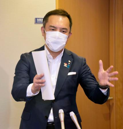 記者団の質問に答える三重県の鈴木英敬知事=3日午後、三重県庁