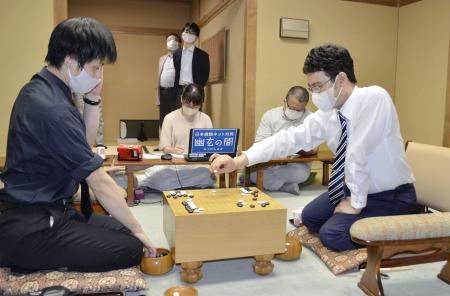 囲碁の第45期碁聖戦の本戦決勝で張栩九段(左)に勝利し、タイトル挑戦権を獲得した一力遼八段=29日、東京都千代田区の日本棋院