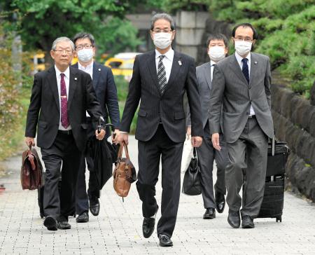 ふるさと納税の新制度を巡る訴訟の上告審判決のため、最高裁に入る大阪府泉佐野市の松下義彦副市長(中央)ら=30日午後(代表撮影)