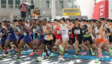 東京マラソンで都庁前をスタートする大迫傑(手前右から2人目)ら=3月、東京都新宿区(代表撮影)