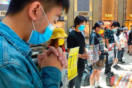 香港中心部のショッピングモールで「香港国家安全維持法」に抗議する人たち=30日(AP=共同)