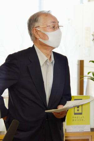 東京都千代田区役所で取材に応じる石川雅己区長=31日午後