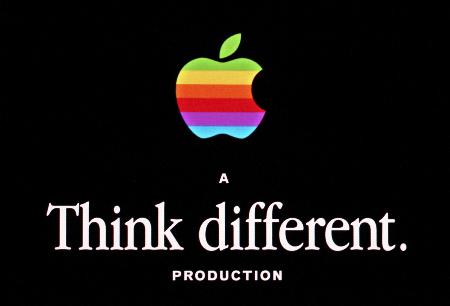 米アップルのロゴマークと広告メッセージ=2019年3月、カリフォルニア州クパチーノ(共同)