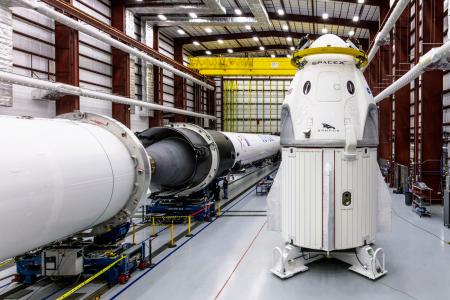 クルードラゴン(右)。上半分は人が乗るカプセルで、下半分は貨物室(スペースX提供・共同)