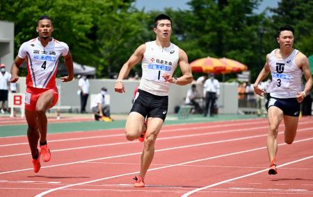 男子100メートル予選 10秒12をマークして1組1着となった桐生祥秀(中央)=富士北麓公園陸上競技場