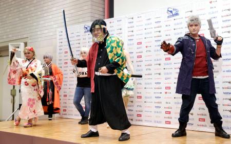 名古屋市で開かれた「世界コスプレサミット」のオープニングセレモニーで、ポーズをとる河村たかし市長(中央)とコスプレーヤー=1日午後