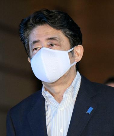 「アベノマスク」とは異なるマスクを着けた安倍首相=1日午後、首相官邸